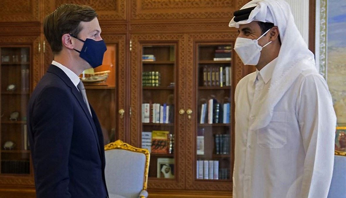 أمير قطر الشيخ تميم بن حمد آل ثاني وجاريد كوشنر مستشار الرئيس الاميركي دونالد ترامب في الدوحة أمس.   (أ ف ب)