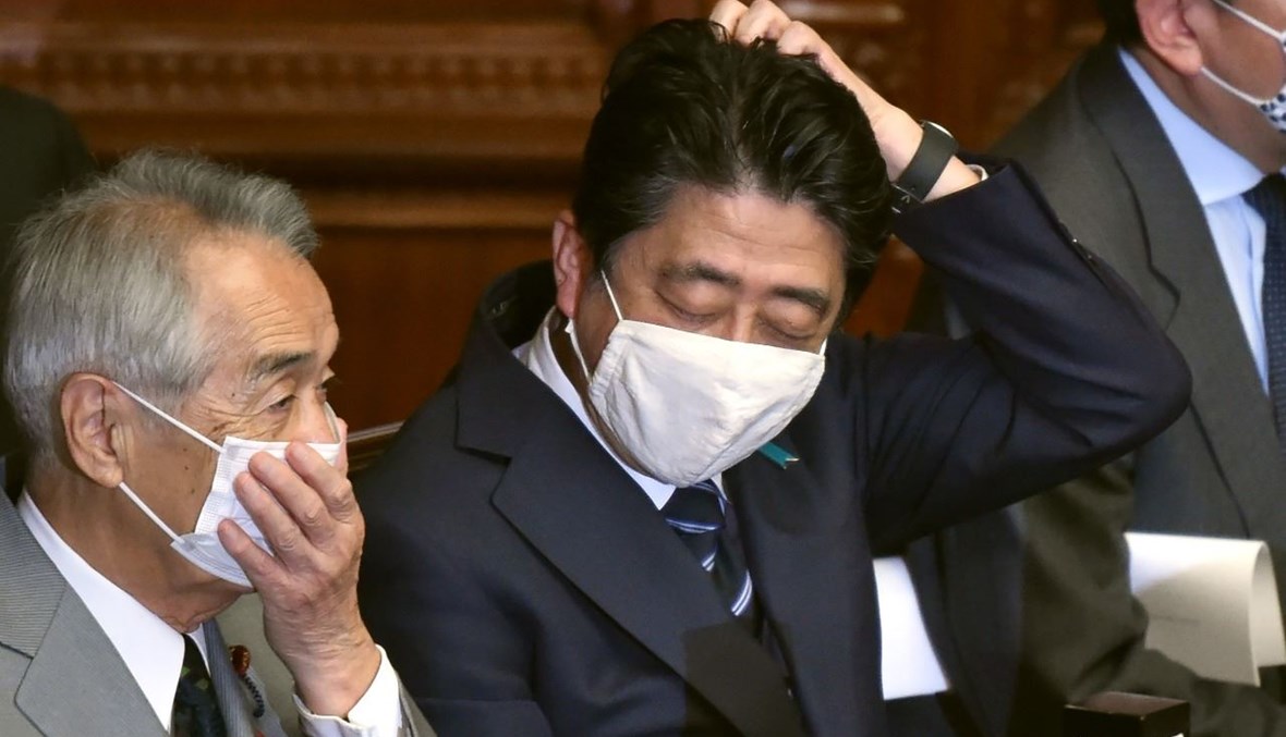 آبي خلال مشاركته في جلسة عامة للبرلمان في طوكيو (26 ت1 2020، أ ف ب). 