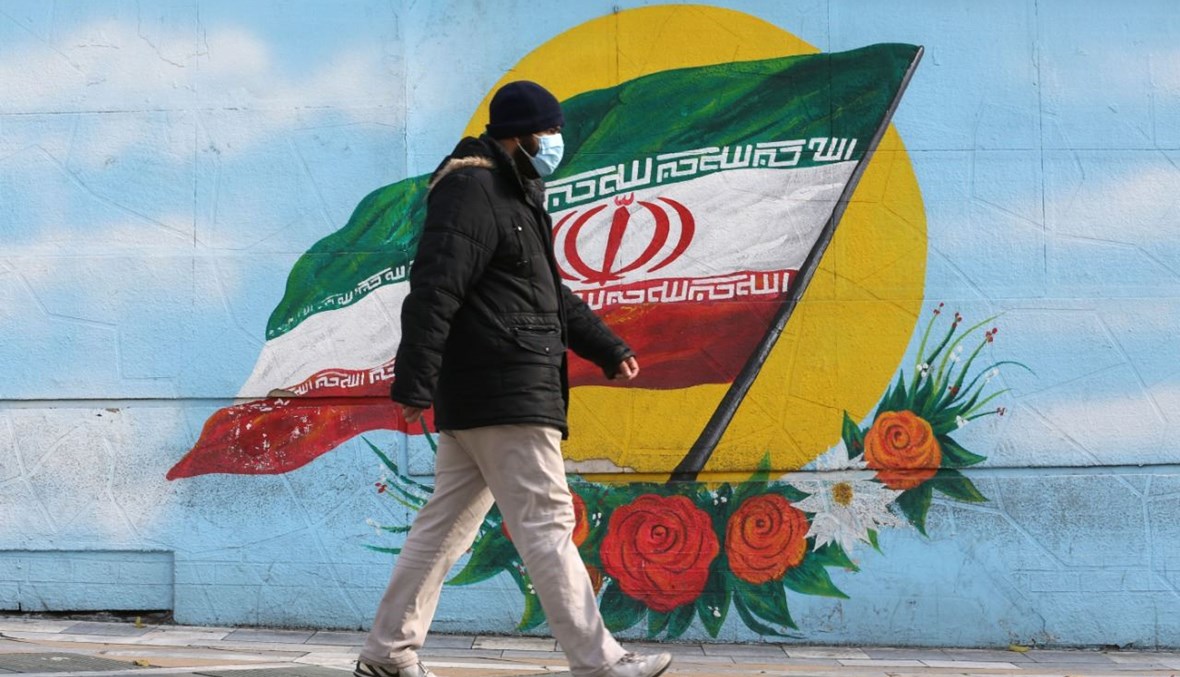 رجل يمشي في أحد الشوارع في طهران (30 ت2 2020، أ ف ب).
