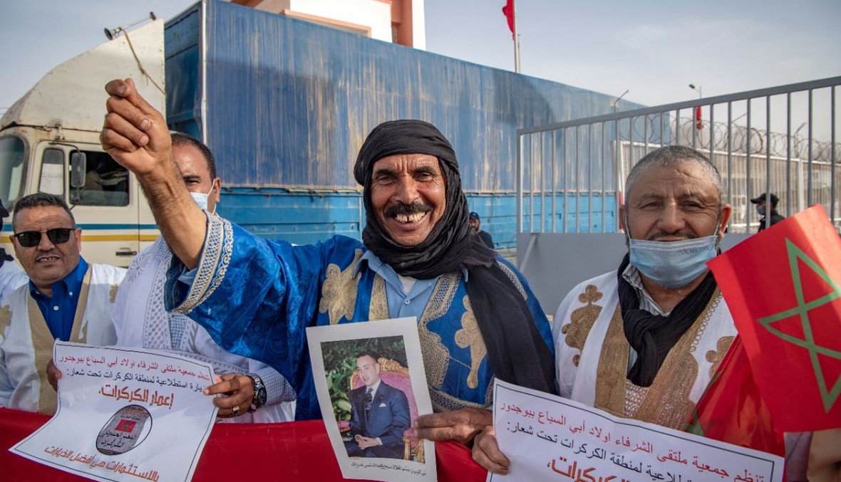 رجال من قبائل مغربية يتظاهرون دعما لملكهم بالقرب من نقطة عبور حدودية بين المغرب وموريتانيا في كركرات في الصحراء الغربية (24 ت2 2020، أ ف ب). 