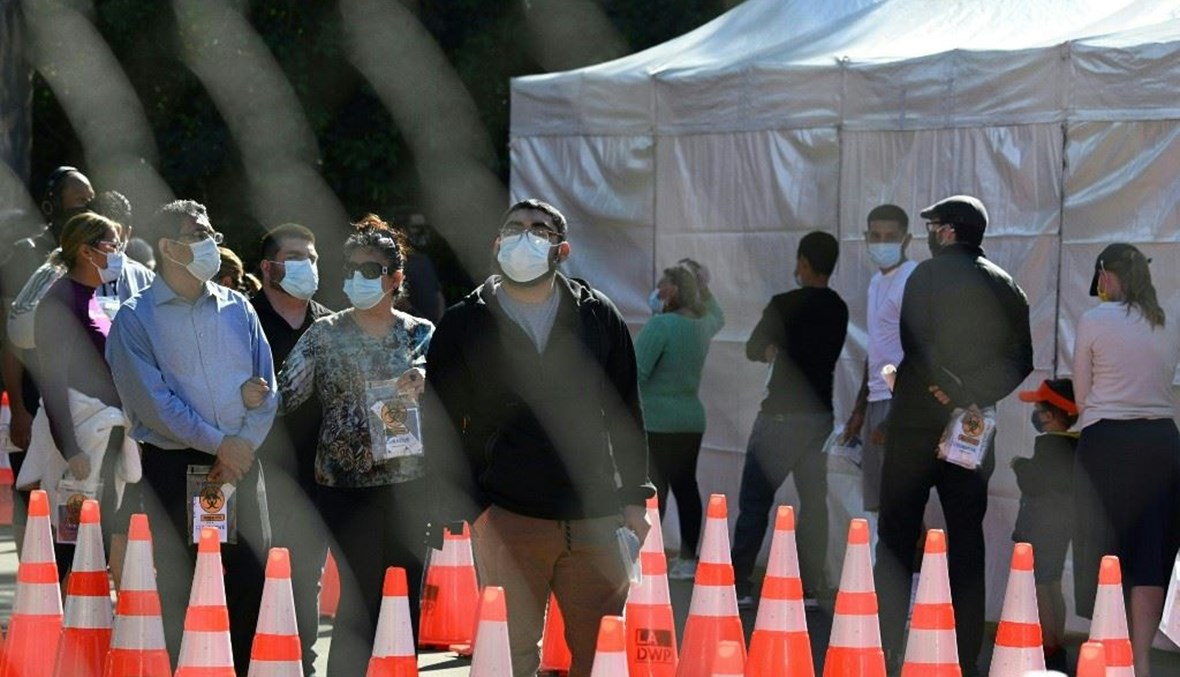  أشخاص ينتظرون إجراء اختبارات كورونا في مدينة سان فرناندو بولاية كاليفورنيا في 24 تشرين الثاني الماضي.   (أ ف ب)