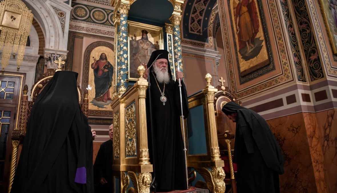 رئيس الأساقفة إيرونيموس (في الوسط) مترئسا قداسا في كنيسة أثينا (24 تموز 2020، أ ف ب). 
