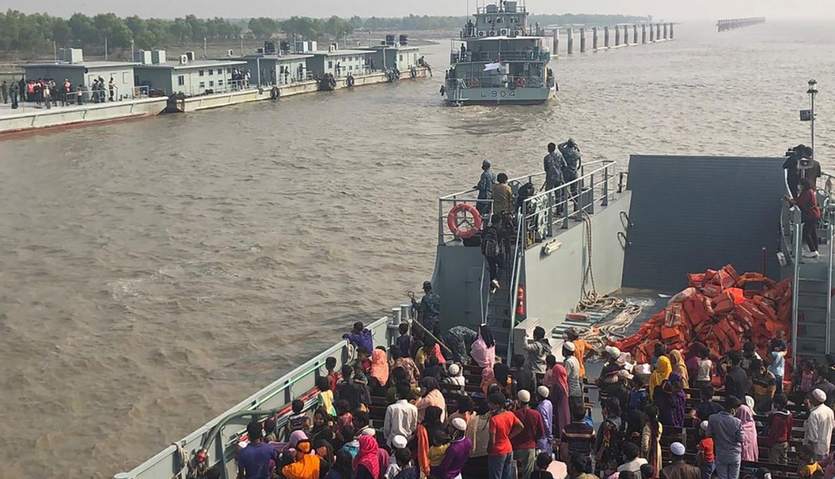 لاجئون من الروهينغيا يصعدون الى سفينة تابعة للبحرية البنغلاديشية ليتم نقلهم إلى جزيرة باسان شار في تشيتاغونغ (4 ك1 2020، أ ف ب).