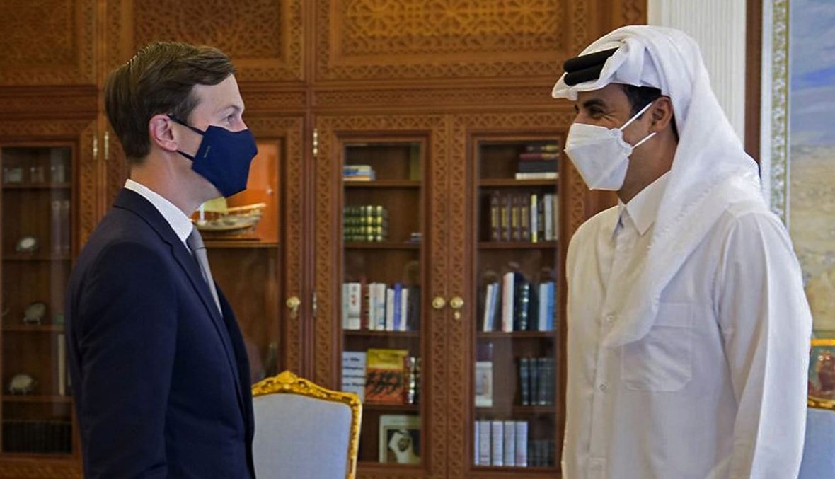 أمير قطر الشيخ تميم بن حمد آل ثاني  مستقبلا كوشنر في الدوحة (2 ك1 2020، أ ف ب). 