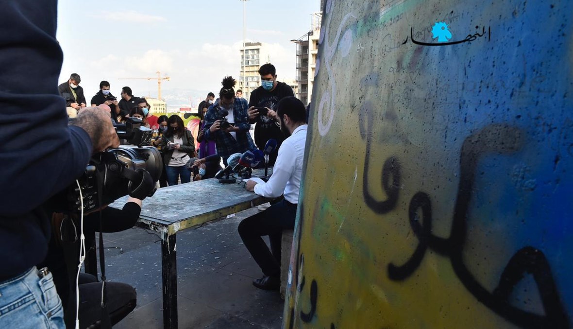من الوقفة الرمزية التي نظمها "النادي العلماني" في ساحة الشهداء (تصوير حسام شبارو).