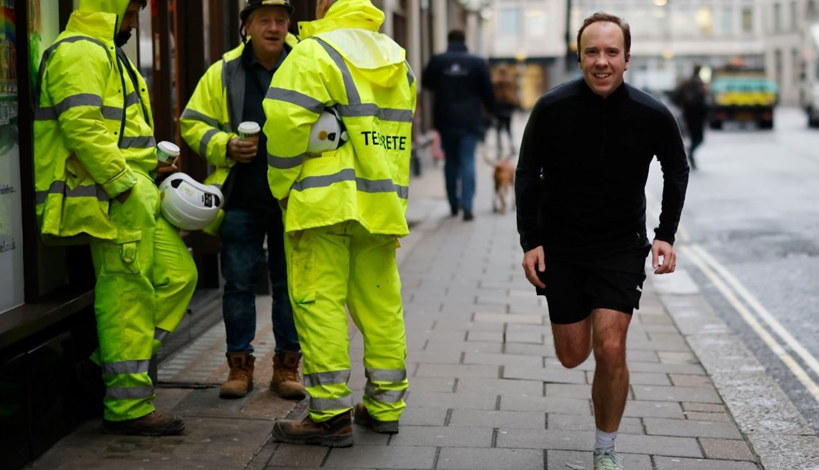 وزير الصحة البريطاني مات هانكوك يمارس رياضة الركض صباحا في وستمنستر وسط لندن (4 ك1 2020، أ ف ب). 