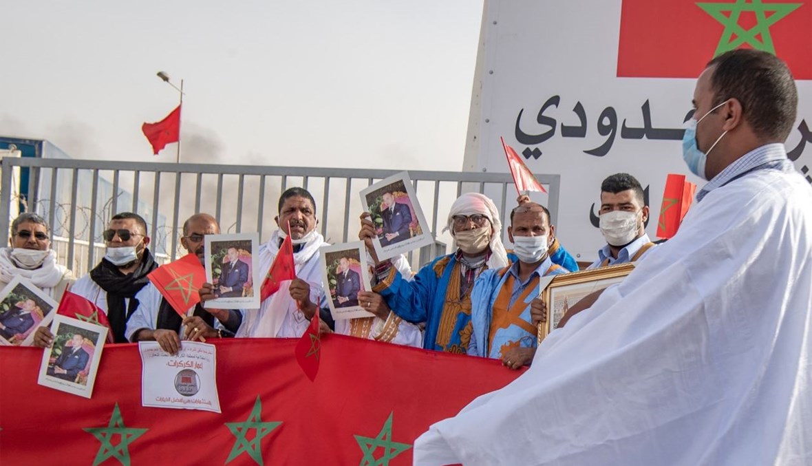 رجال من  قبائل مغربية يتظاهرون دعما لملكهم بالقرب من نقطة عبور حدودية بين المغرب وموريتانيا في كركرات في الصحراء الغربية (24 ت2 2020، أ ف ب). 