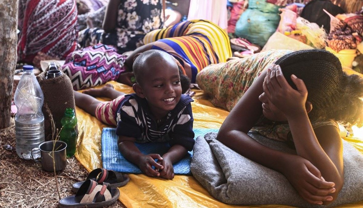 أولاد أثيوبيون في مخيم أم راكوبة بشرق السودان أمس.    (أ ف ب)   