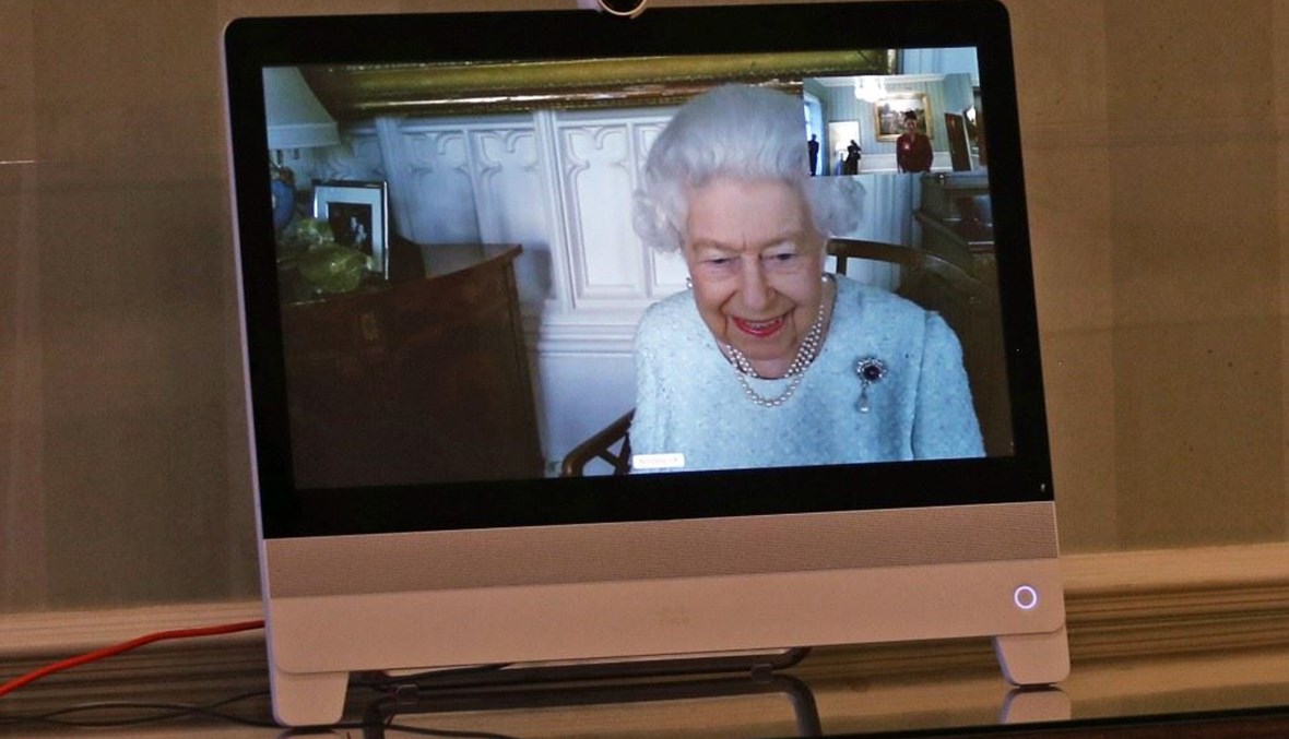 الملكة إليزابيث عبر الشاشة (أ ف ب). 