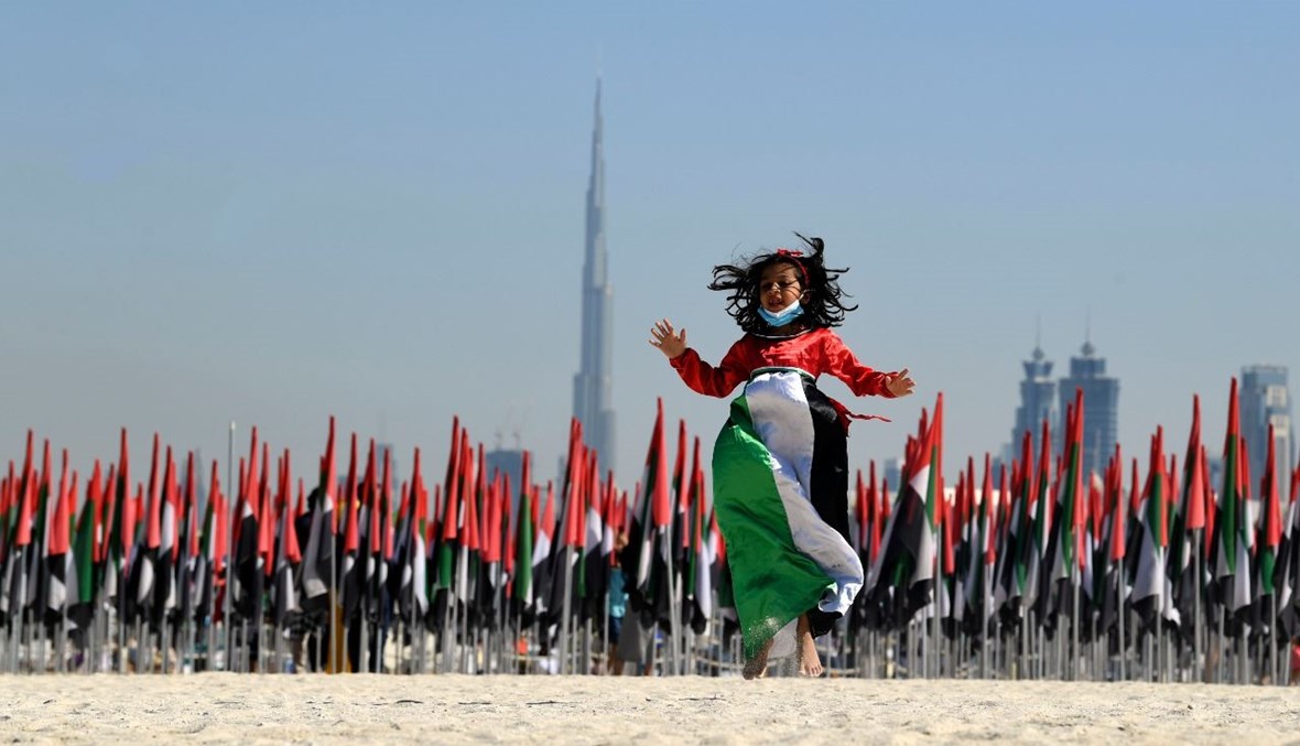 إماراتيون يشاركون في احتفالات اليوم الوطني لدولة الإمارات (2 ك1 2020، أ ف ب). 