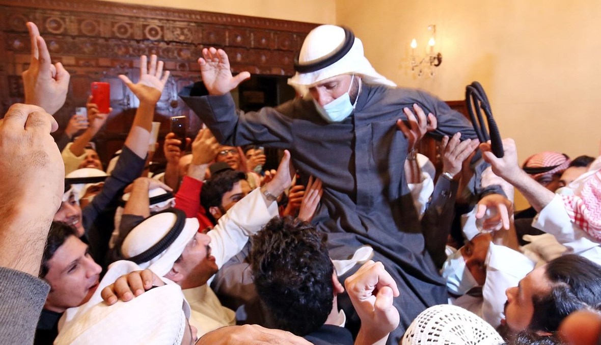 المرشح الكويتي ورئيس مجلس النواب مرزوق الغانم يحتفل مع أنصاره بعد إعلان فوزه في الانتخابات البرلمانية في مدينة الكويت (6 ك1 2020، أ ف ب). 
