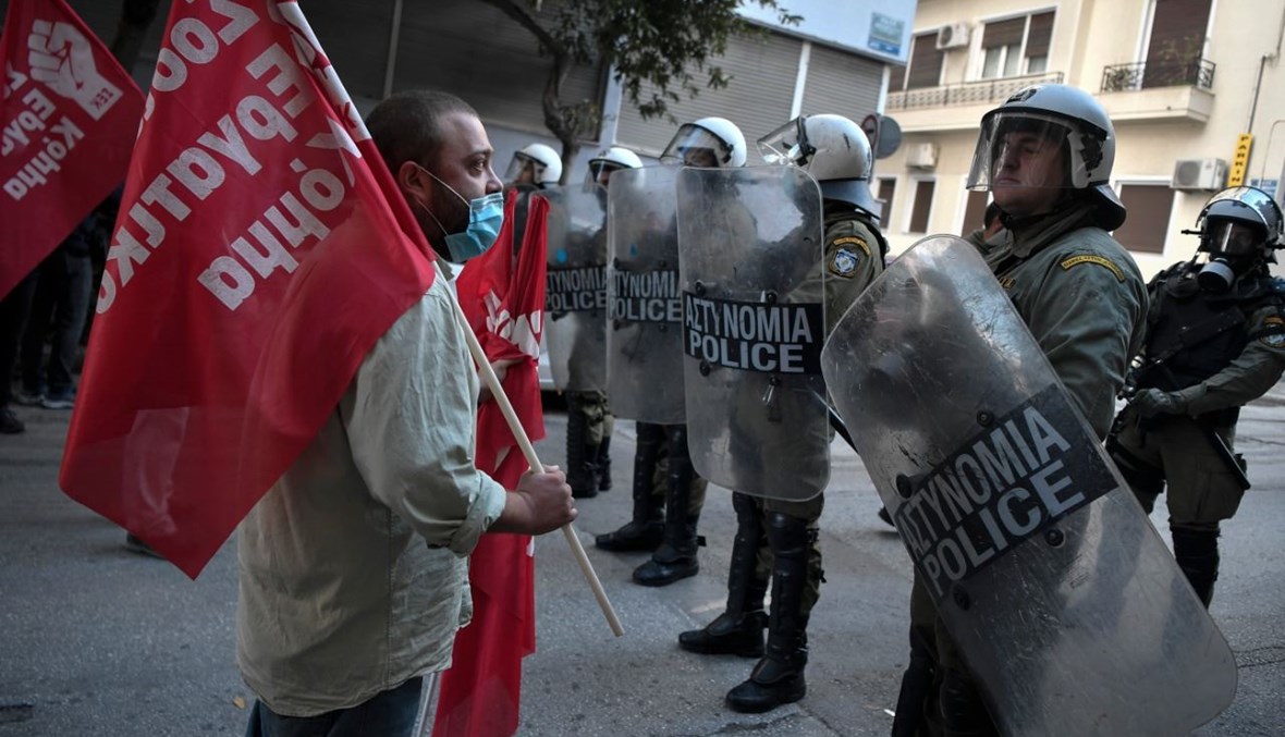 يساريون في مواجهة الشرطة في أثينا خلال تظاهرهم (6 ك1 2020، أ ف ب).