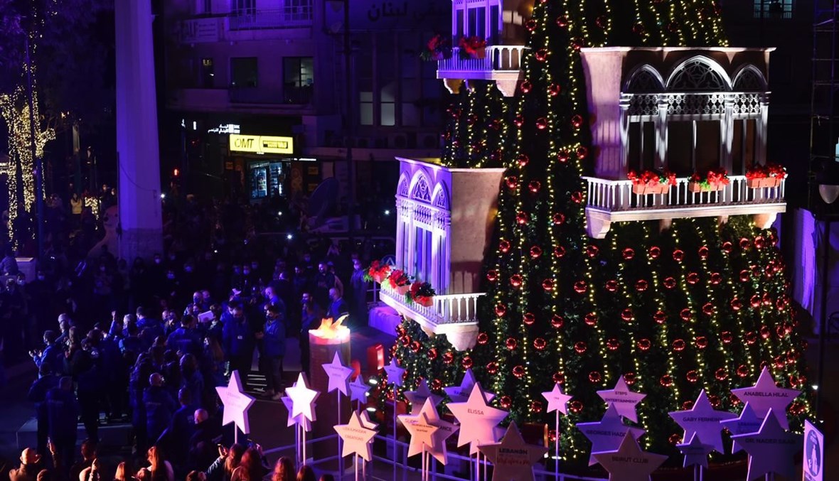على رغم الاجواء الملبدة يصر اللبنانيون على الاحتفال بالاعياد، وقد اضيئت مساء امس شجرة الميلاد المميزة وزينة العيد في ساحة ساسين في الاشرفية. (حسام شبارو)