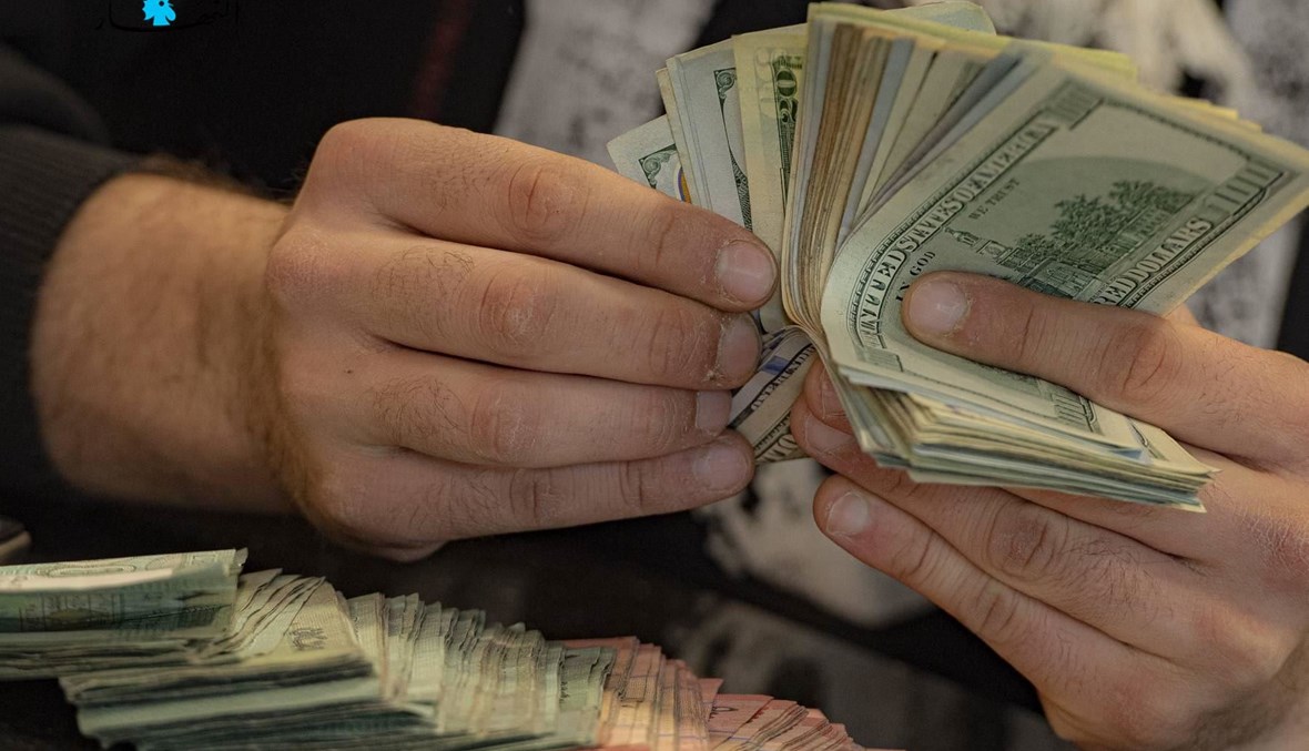 استقرار الدولار وتراجع الإسترليني واحد في المئة