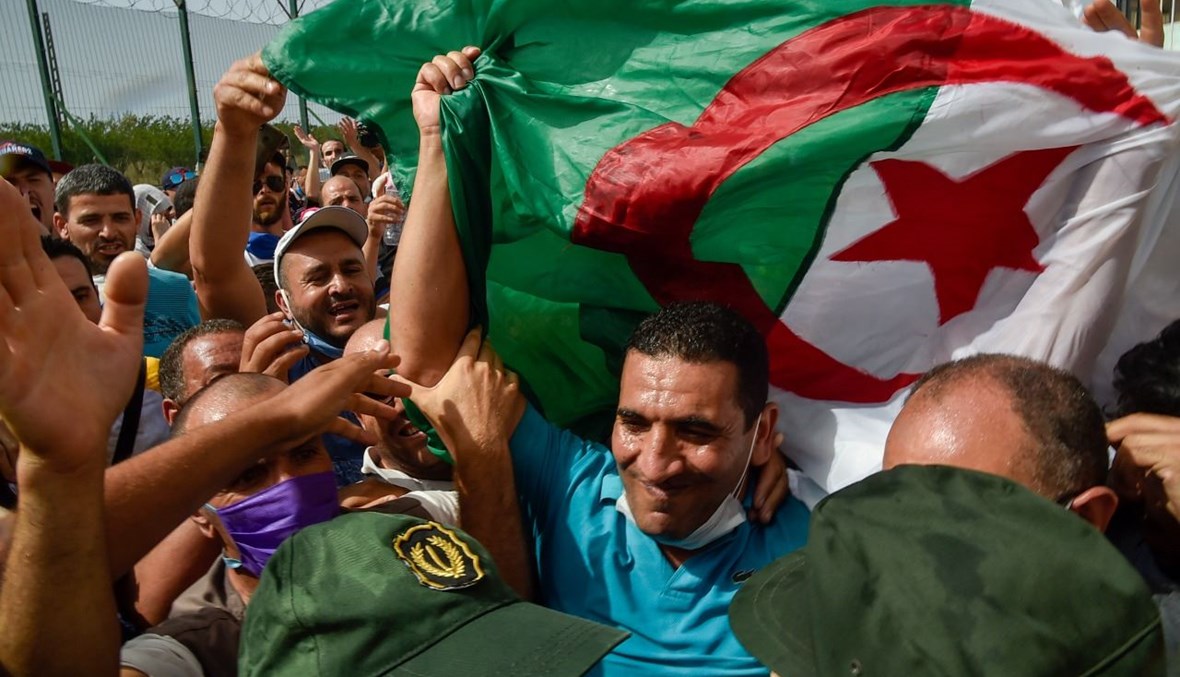 طابو بعد إطلاقه من سجن القليعة بالقرب من مدينة تيبازة غرب العاصمة الجزائر (2 تموز 2020، أ ف ب). 
