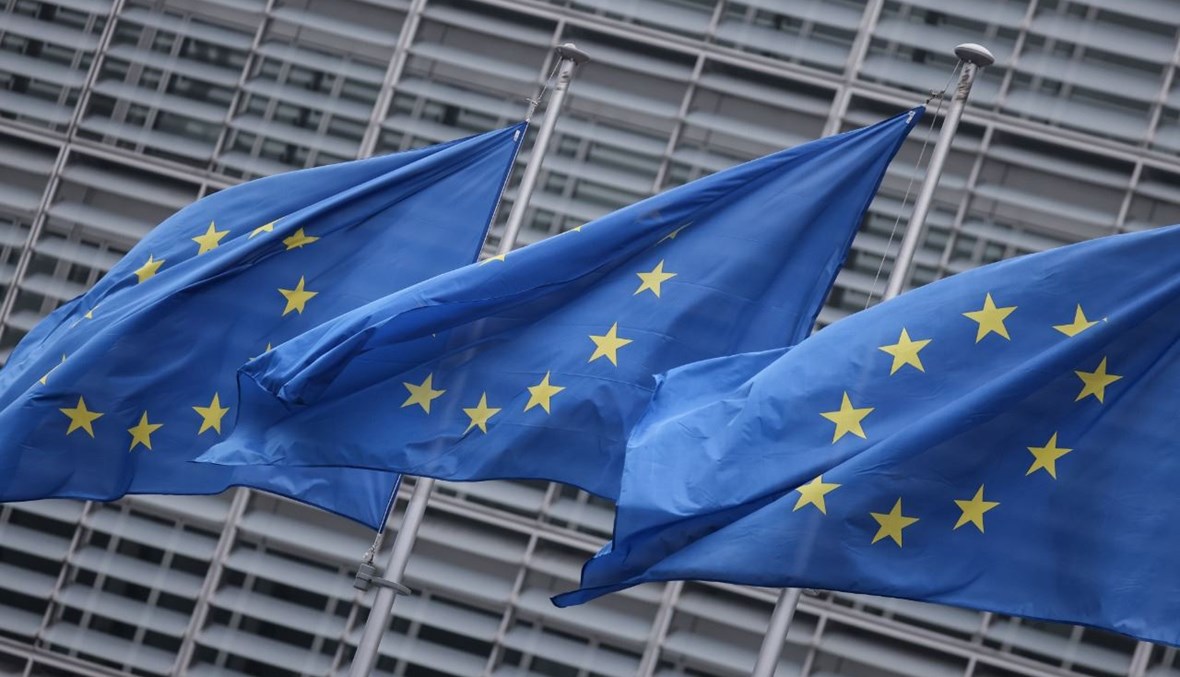 أعلام الاتحاد الأوروبي ترفرف أمام مبنى المفوضية الأوروبية في بروكسيل (7 ك1 2020، أ ف ب). 