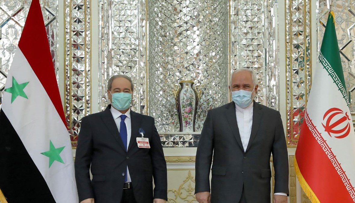 ظريف مستقبلا المقداد في مقر وزارة الخارجية الإيرانية في طهران (7 ك1 2020، أ ف ب). 