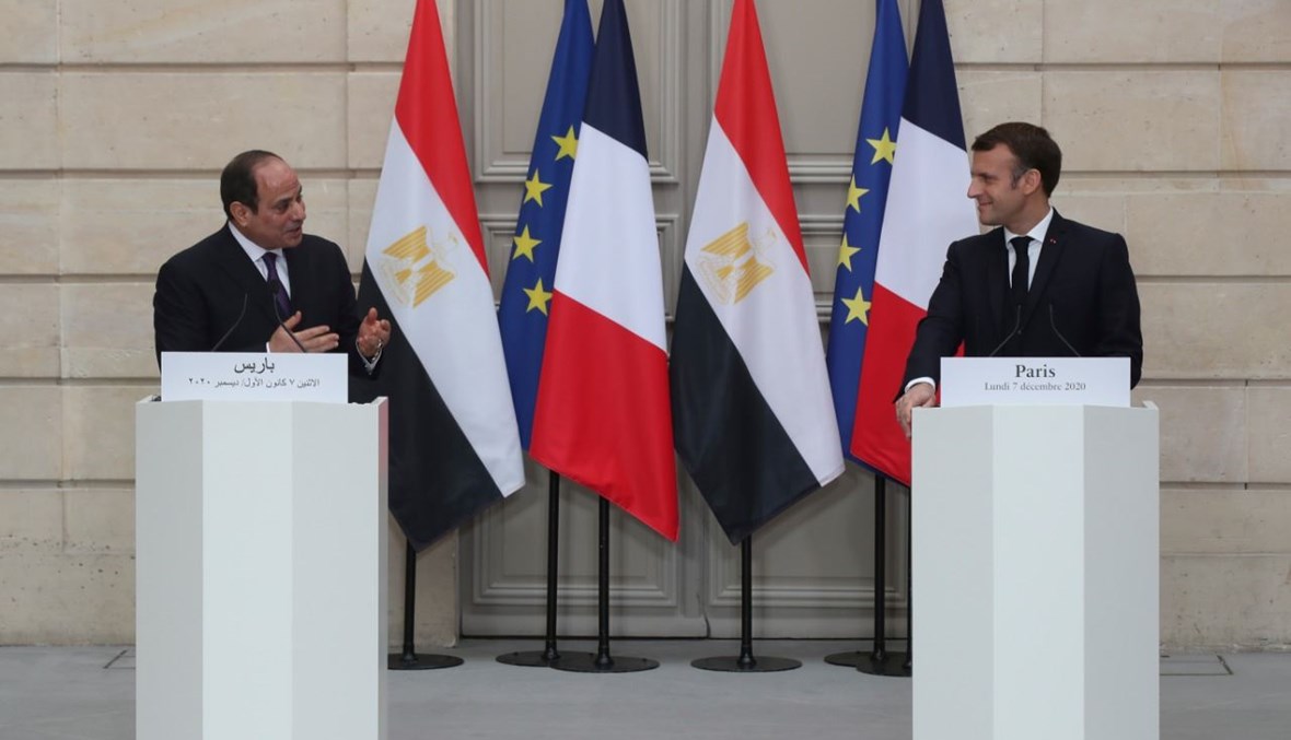 ماكرون والسيسي يعقدان مؤتمرا صحافيا عقب اجتماعهما في قصر الإليزيه في باريس (7 ك1 2020، أ ف ب). 