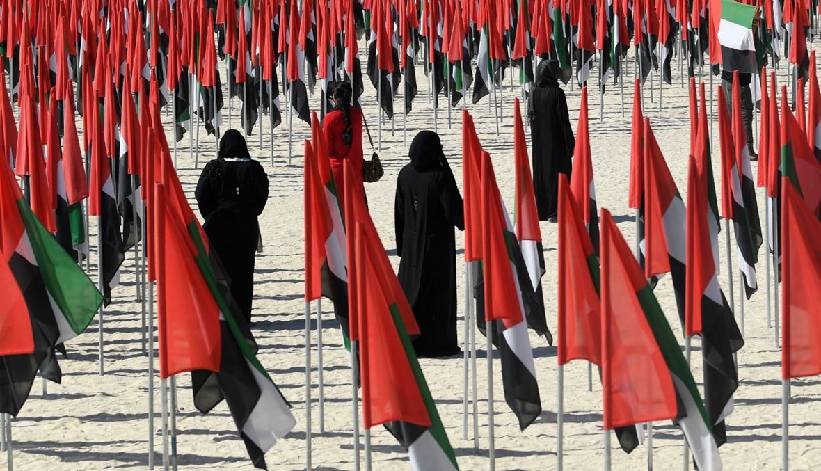 إماراتيون يشاركون في احتفالات اليوم الوطني لدولة الإمارات (2 ك1 2020، أ ف ب). 