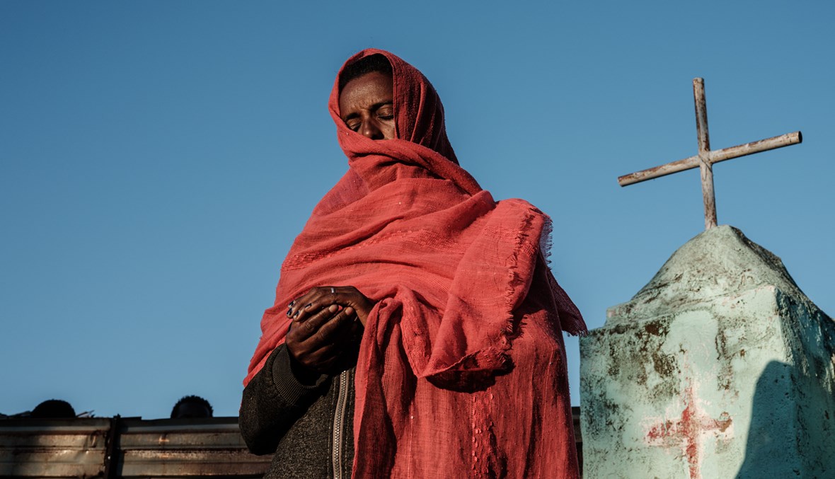 لاجئة إثيوبية تصلّي في كنسية مستجدثة شرق السودان (أ ف ب).