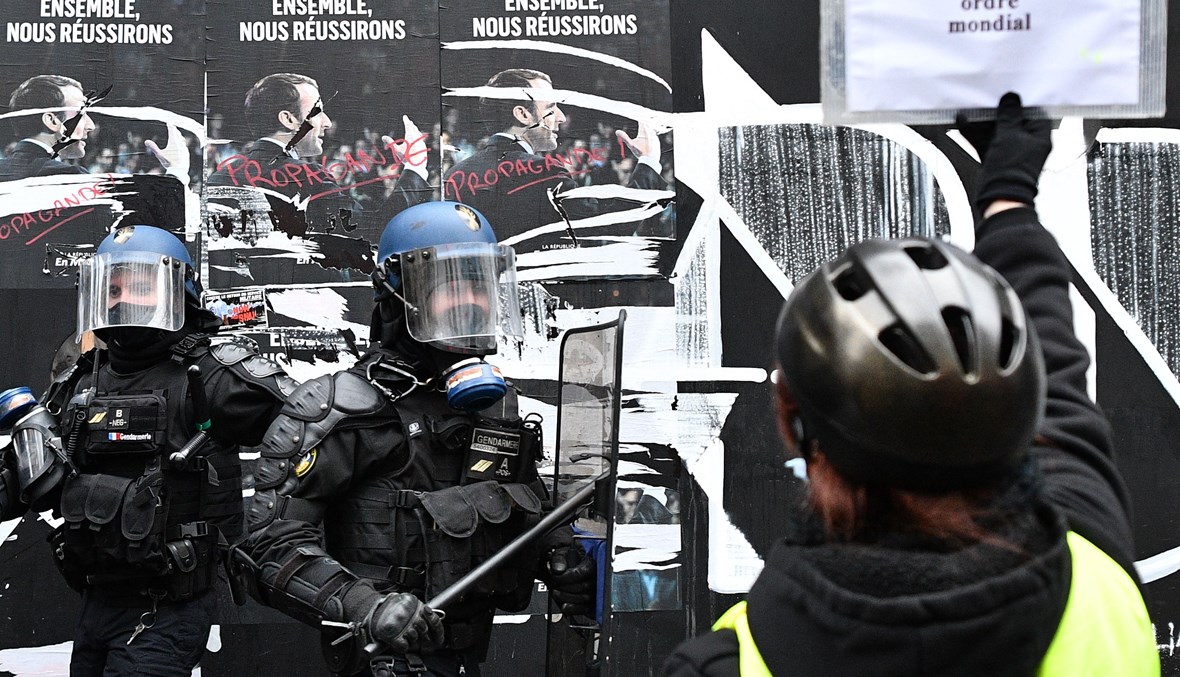مواجهة بين الشرطة الفرنسية ومتظاهر في باريس (أ ف ب).