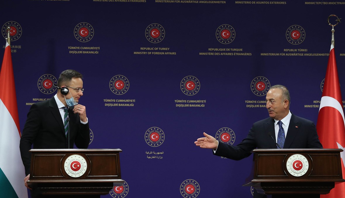 زير الخارجية التركي مولود جاويش أوغلو في مؤتمر صحافي مشترك مع نظيره المجري في أنقرة (أ ف ب).