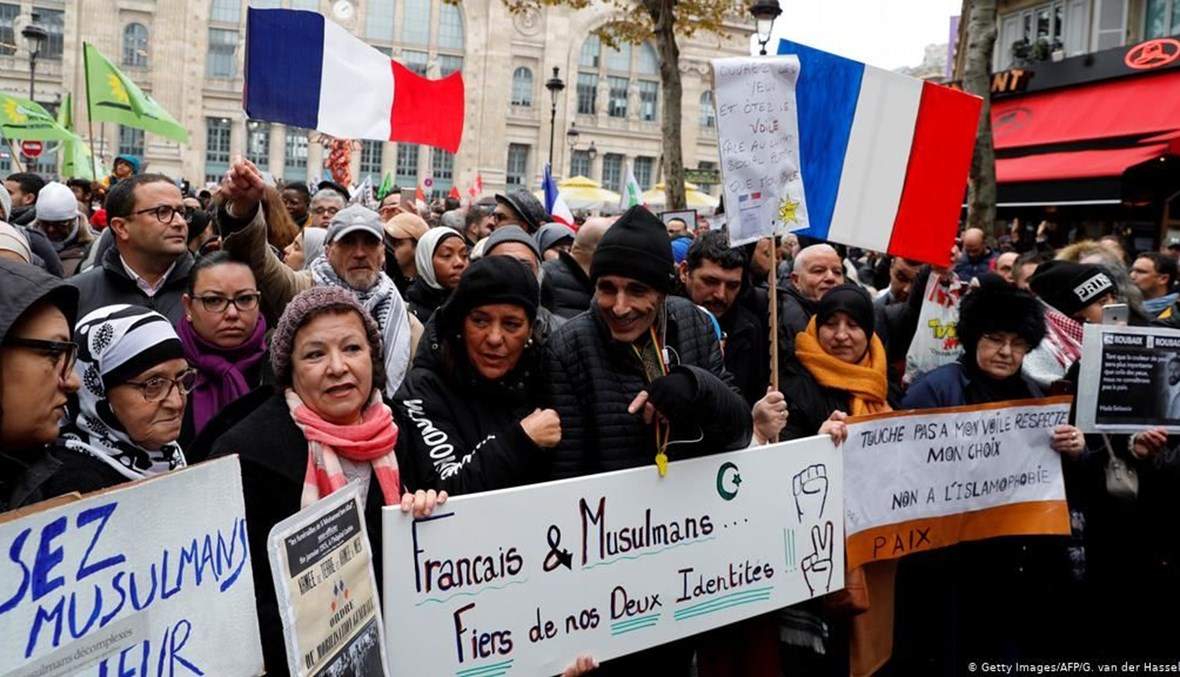 تظاهرة مندّدة بتصريحات الرئيس ماكرون حول الإسلام المتطرّف في باريس (أ ف ب).