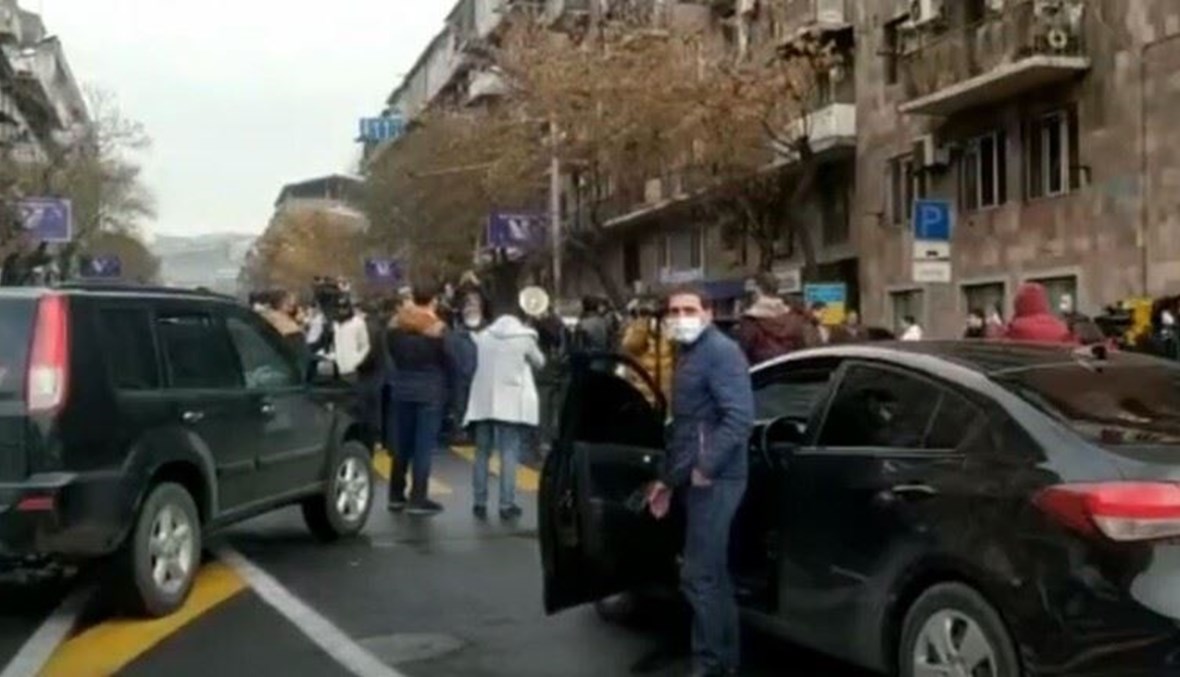 محتجون يغلقون أحد شوارع يريفان أمس.   