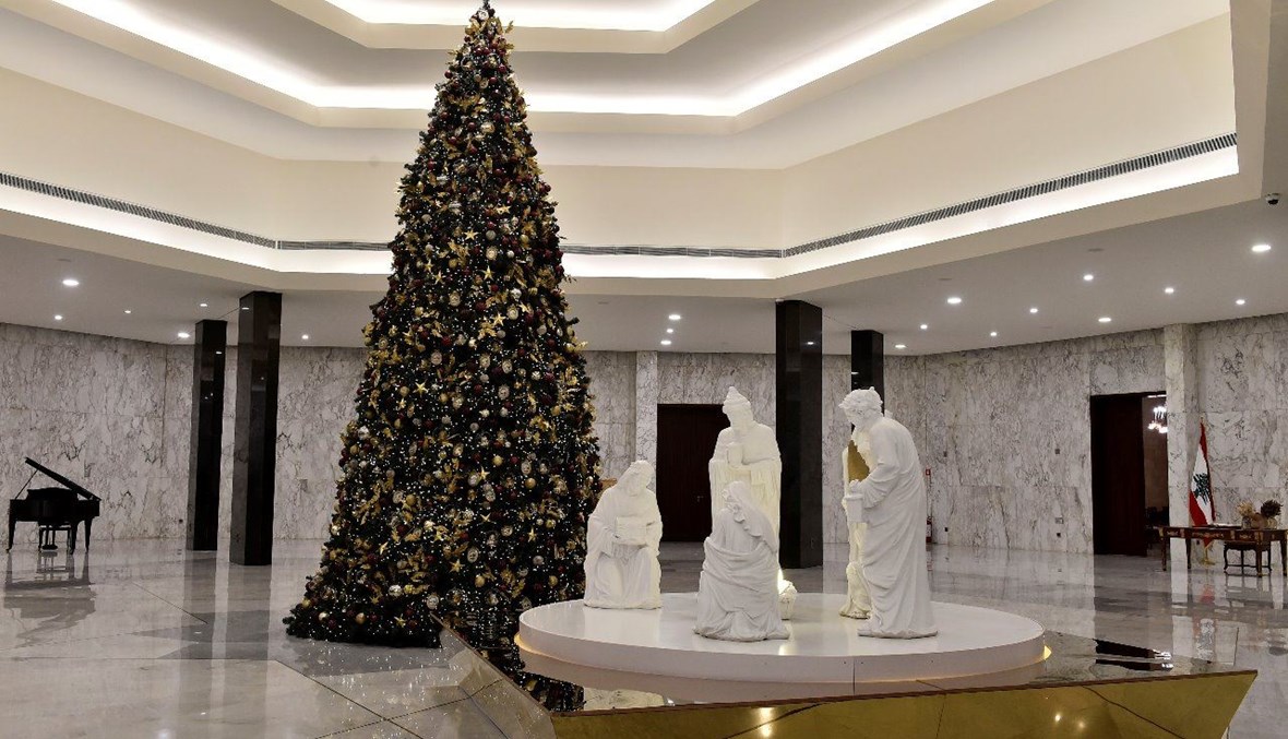 شجرة الميلاد تتوسط الباحة الداخلية لقصر بعبدا.