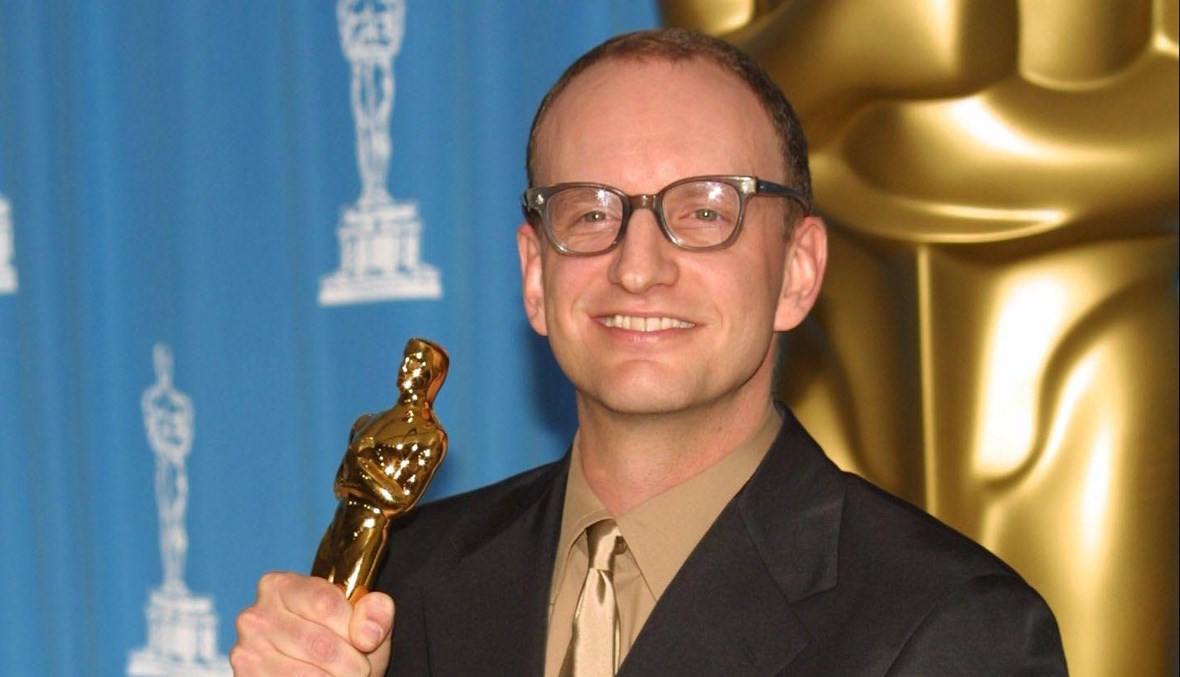 المخرج ستيفن سودربرغ متسلّماً جائزة أوسكار (أ ف ب).