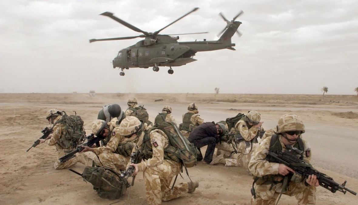جنود بريطانيون خلال عملية أمنية في البصرة ("أ ف ب"- 16 شباط 2006).