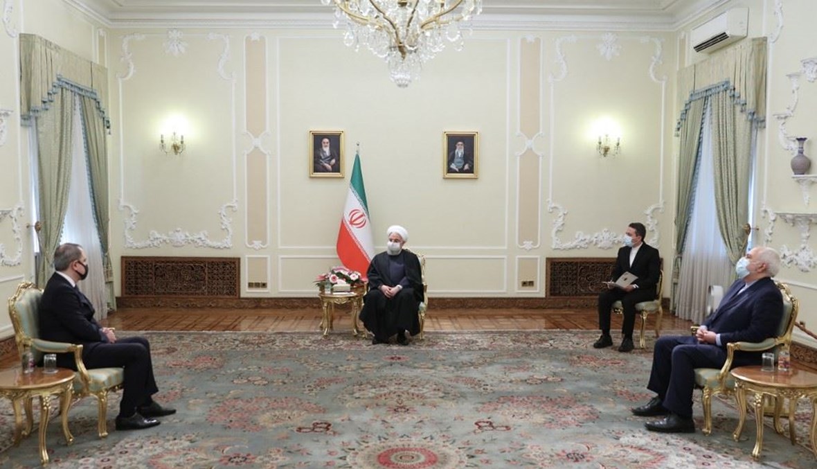 الرئيس الايراني حسن روحاني-في الوسط- ووزير الخارجية محمد جواد ظريف -الى اليمين- ووزير الخارجية الأذري جيهون بايرفوف الذي زار طهران أمس.  