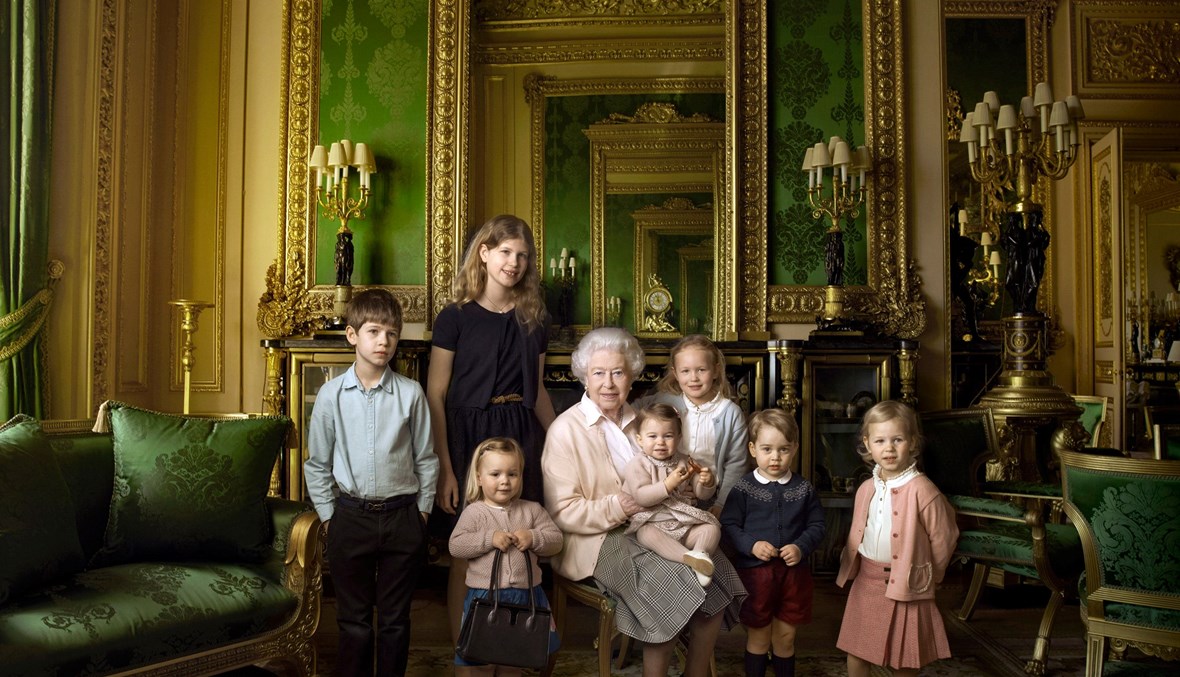الملكة إليزابيث مع أحفاد أولادها.