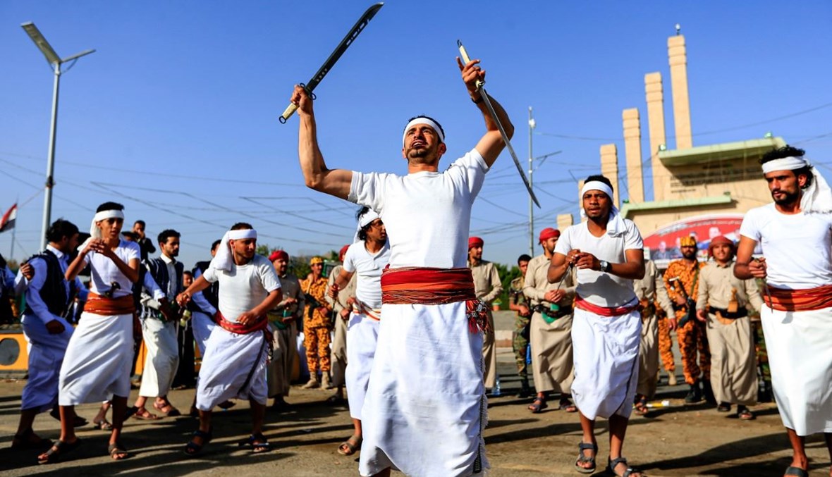 رجل يرقص بالسيف خلال زفاف جماعي في صنعاء (9 ك1 2020، أ ف ب).