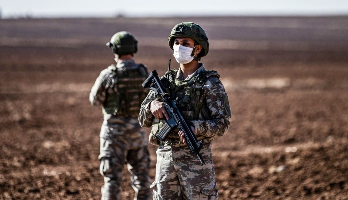 جنديان تركيان خلال دورية روسية تركية مشتركة في الريف الشرقي لبلدة الدرباسية في محافظة الحسكة شمال شرق سوريا (7 ك1 2020، أ ف ب). 