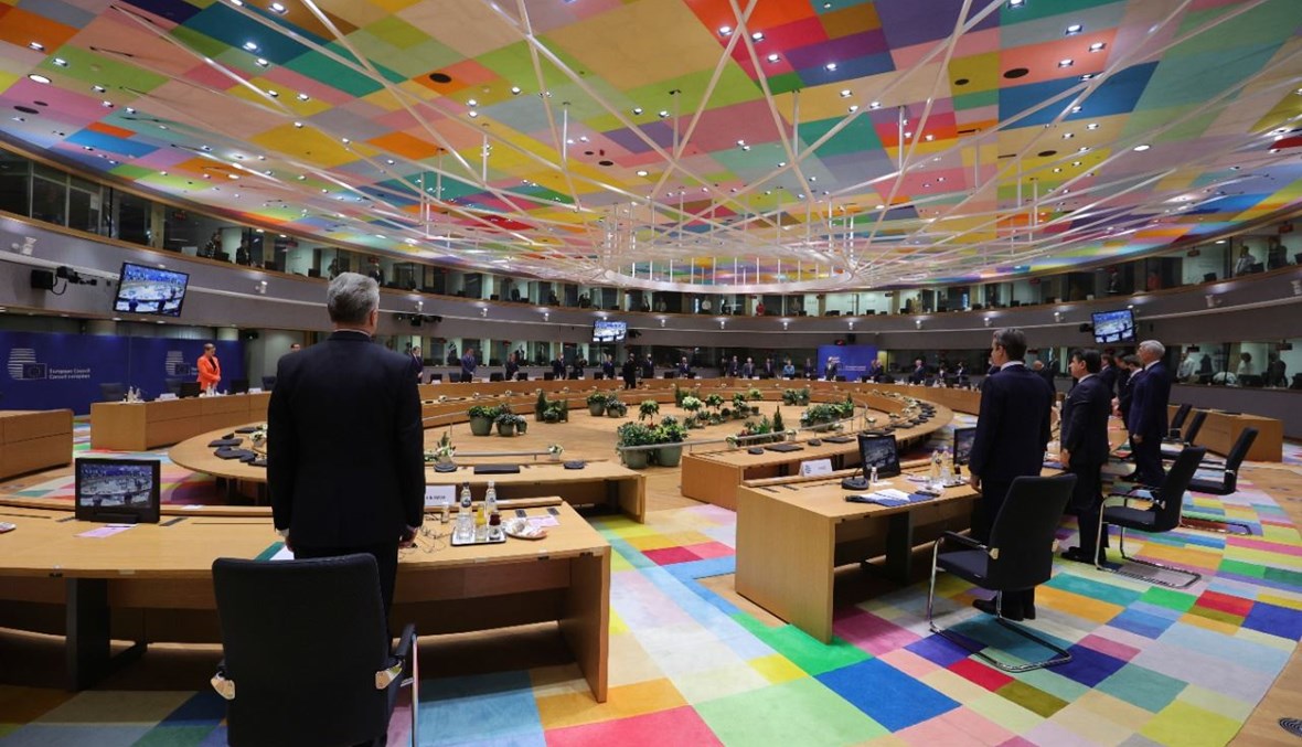 قادة الاتحاد الأوروبي يقفون دقيقة صمت حدادا على الرئيس الفرنسي الراحل فاليري جيسكار ديستان خلال القمة في مبنى المجلس الأوروبي في بروكسيل (10 ك1 2020، أ ف ب). 