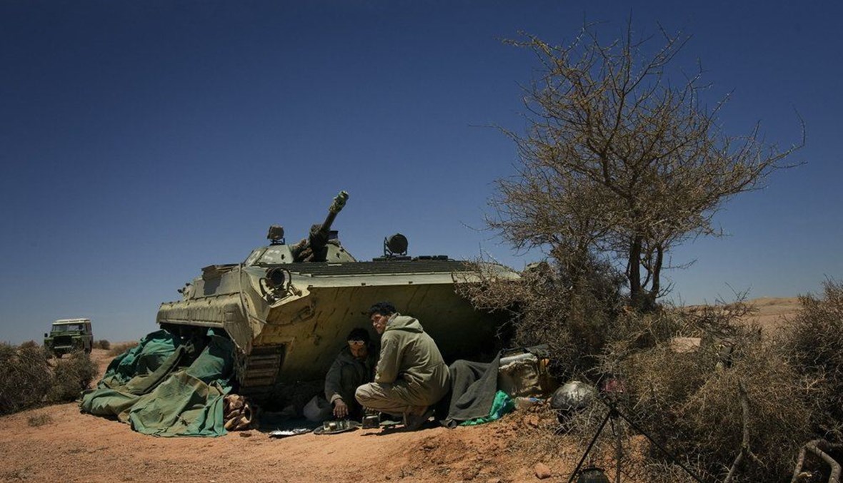 مقاتلون من جبهة البوليساريو يحضرون الشاي في منطقة تيفاريتي بالصحراء الغربية (20 ايار 2008، أ ب). 