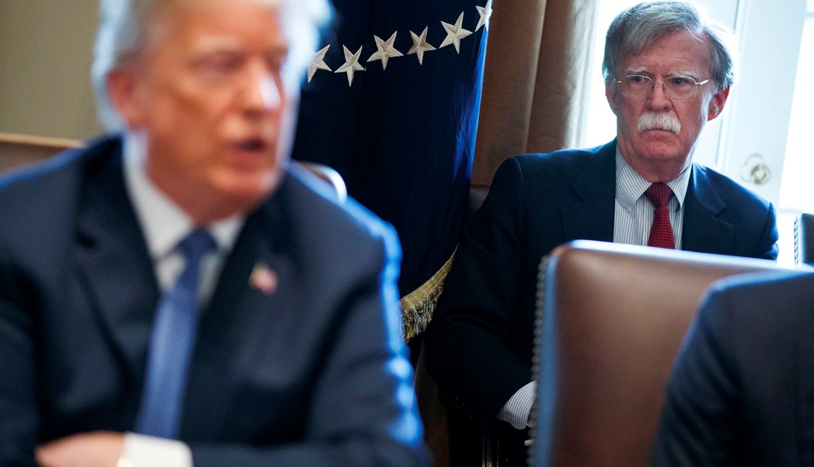مستشار الأمن القومي السابق جون بولتون ينظر إلى الرئيس دونالد ترامب خلال أحد الاجتماعات - "أ ب"