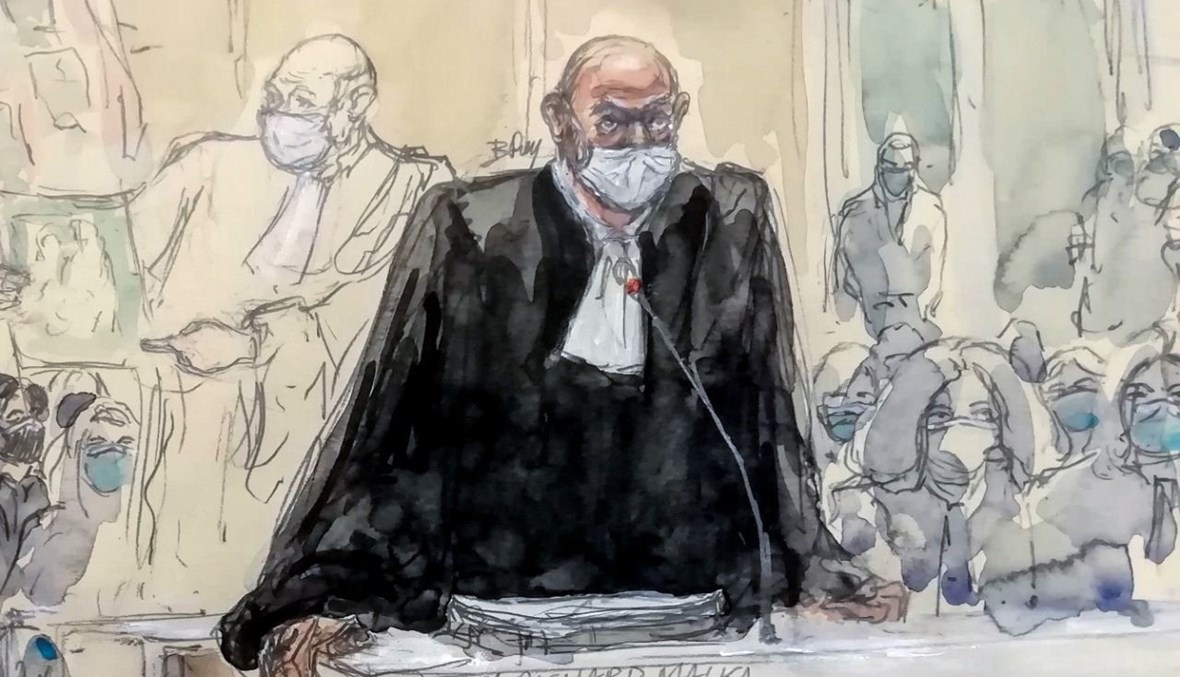 رسم يظهر ريتشارد مالكا، محامي "تشارلي إيبدو" في محكمة باريس في باريس خلال محاكمة 14 شخصًا يشتبه في تورطهم في الهجمات على تشارلي إيبدو (4 ك1 2020، أ ف ب).