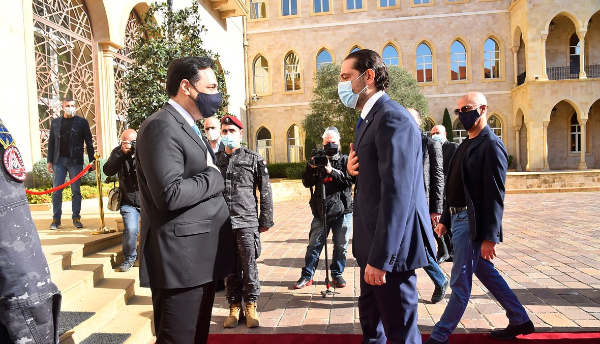 الرئيس حسان دياب يستقبل امس الرئيس سعد الحريري عند مدخل السرايا الحكومية. (دالاتي ونهرا)