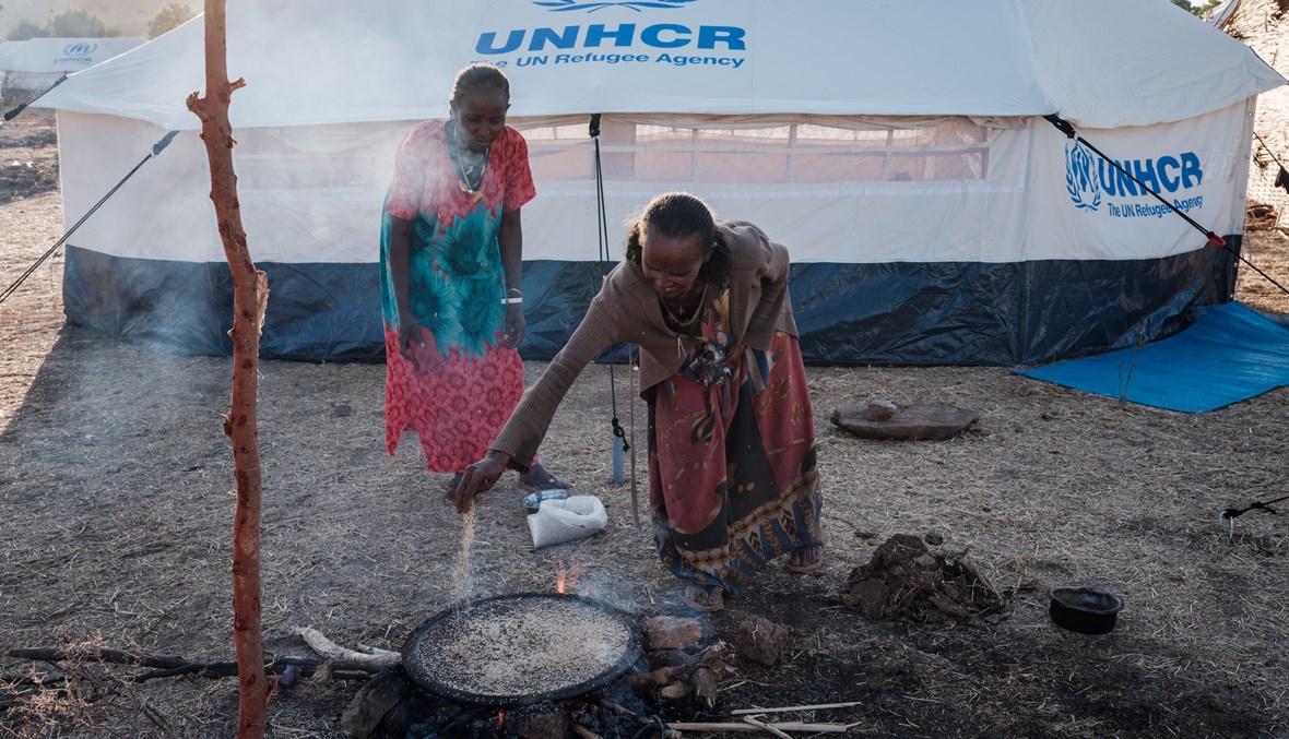 لاجئتان إثيوبيتان في جوار خيمة مستحدثة في مخيم أم ركوبة، شرق السودان (أ ف ب).