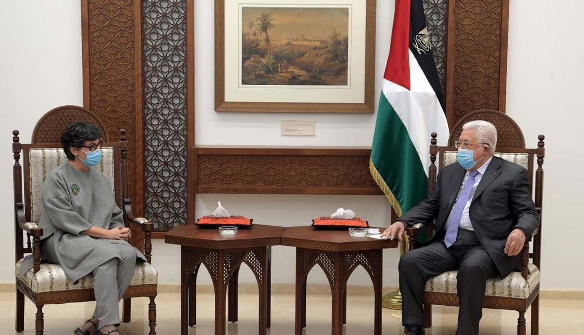 عباس مستقبلا وزيرة الخارجية الإسبانية أرانشا غونزاليس لايا في رام الله بالضفة الغربية (10 ك1 2020، أ ف ب). 