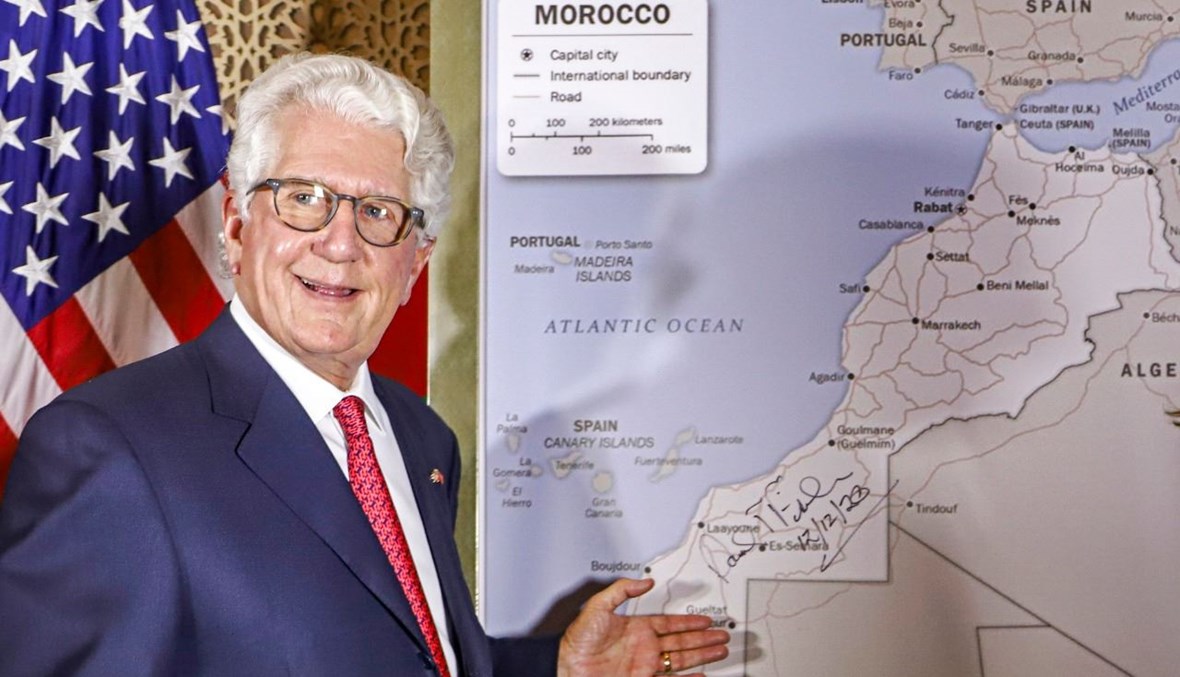 ديفيد تي فيشر، السفير الأميركي لدى المملكة المغربية، يقف في الرباط أمام خريطة للمغرب مرخصة من وزارة الخارجية الأميركية، وتعترف بإقليم الصحراء الغربية المتنازع عليه دوليًا كجزء من مملكة شمال إفريقيا (12 ك1 2020، أ ف ب). 