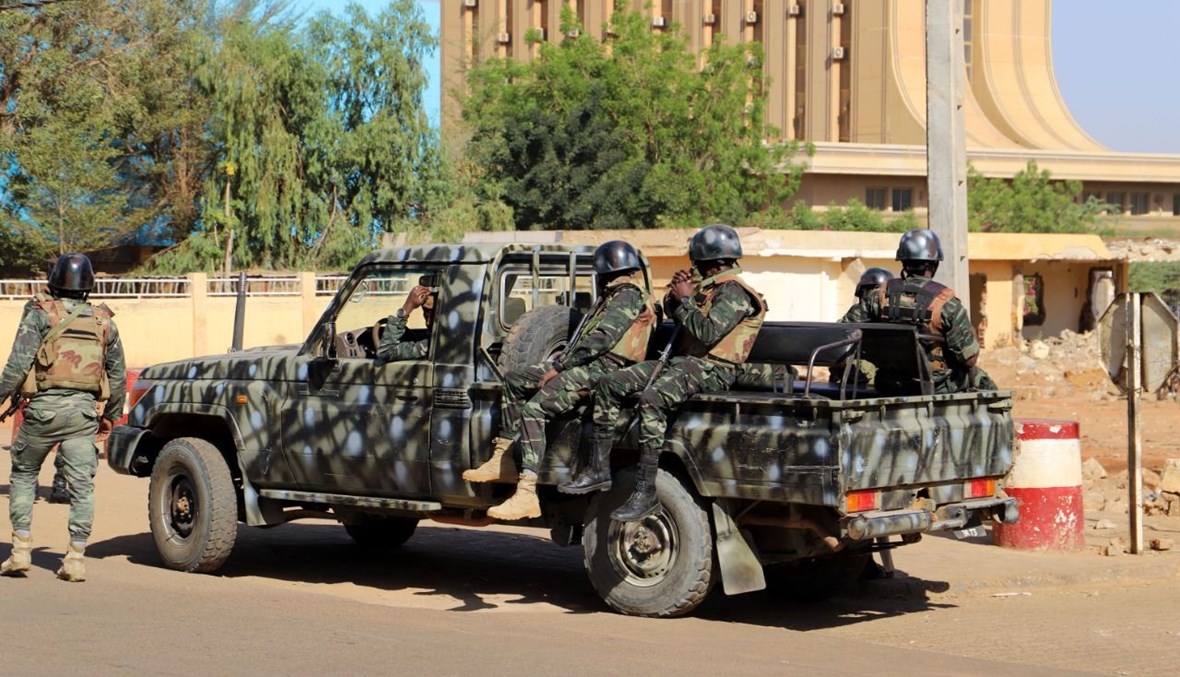 قوات أمنية توقفت أمام بلدية نيامي خلال الانتخابات الإقليمية والبلدية (13 ك1 2020، أ ف ب). 