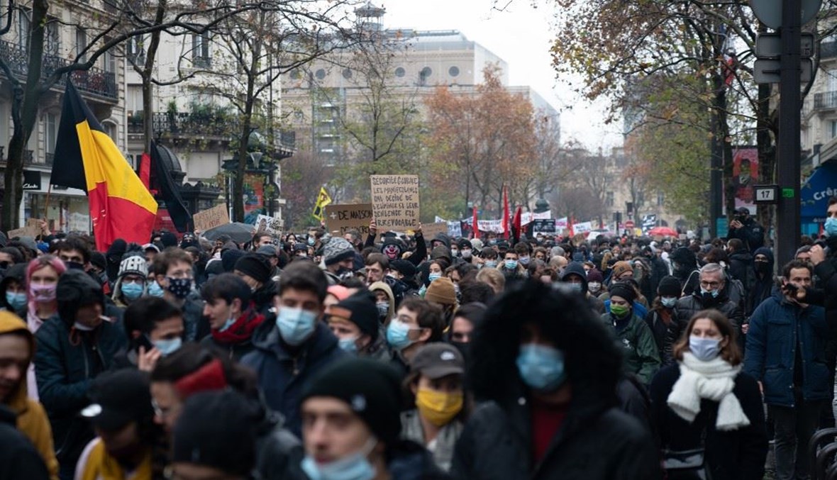 متظاهرون في باريس السبت.   (أ ف ب)