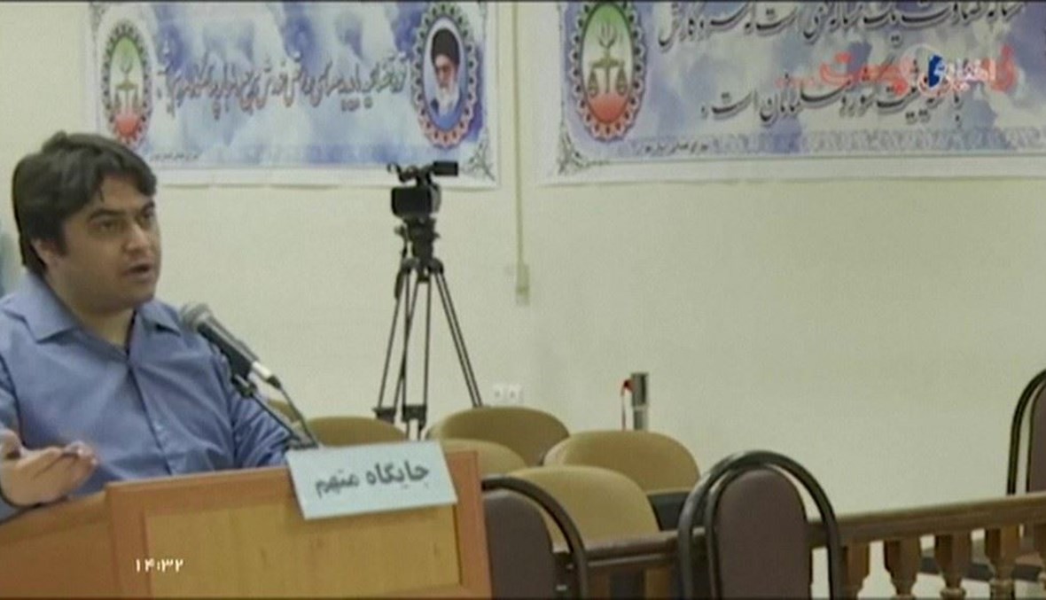 صورة عن شريط فيديو للمعارض الإيراني روح الله زم خلال إدلائه بشهادته في المحكمة.   (أ ف ب)