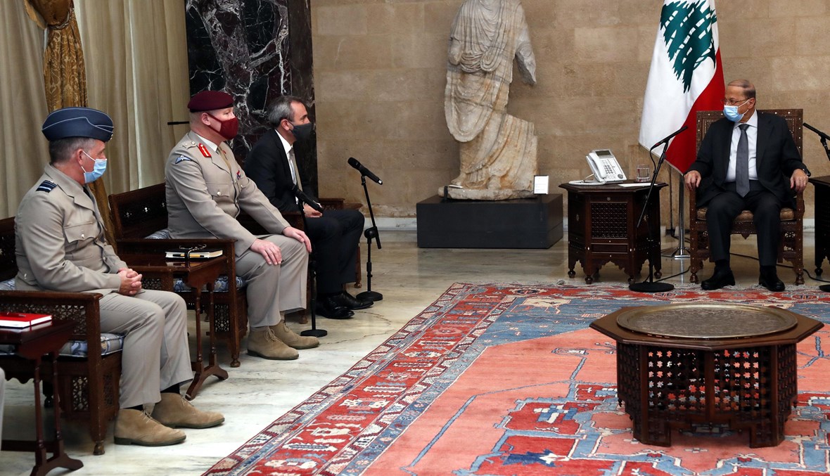 عون التقى المستشار البريطاني الأعلى للدفاع في شؤون الشرق الأوسط والسفير رامبلينغ.