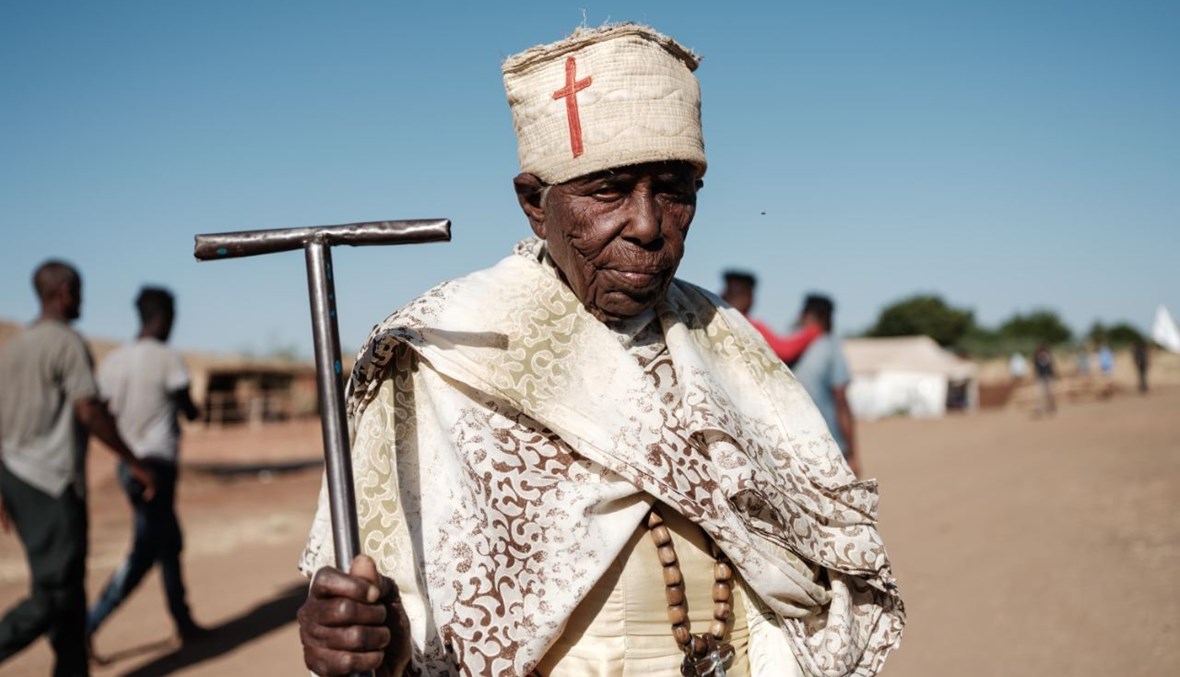 الإثيوبية أمحاي لطبران قحساي (85 عامًا) تمشي في مخيم أم راكوبة في ولاية القضارف شرق السودان (12 ك1 2020، أ ف ب). 