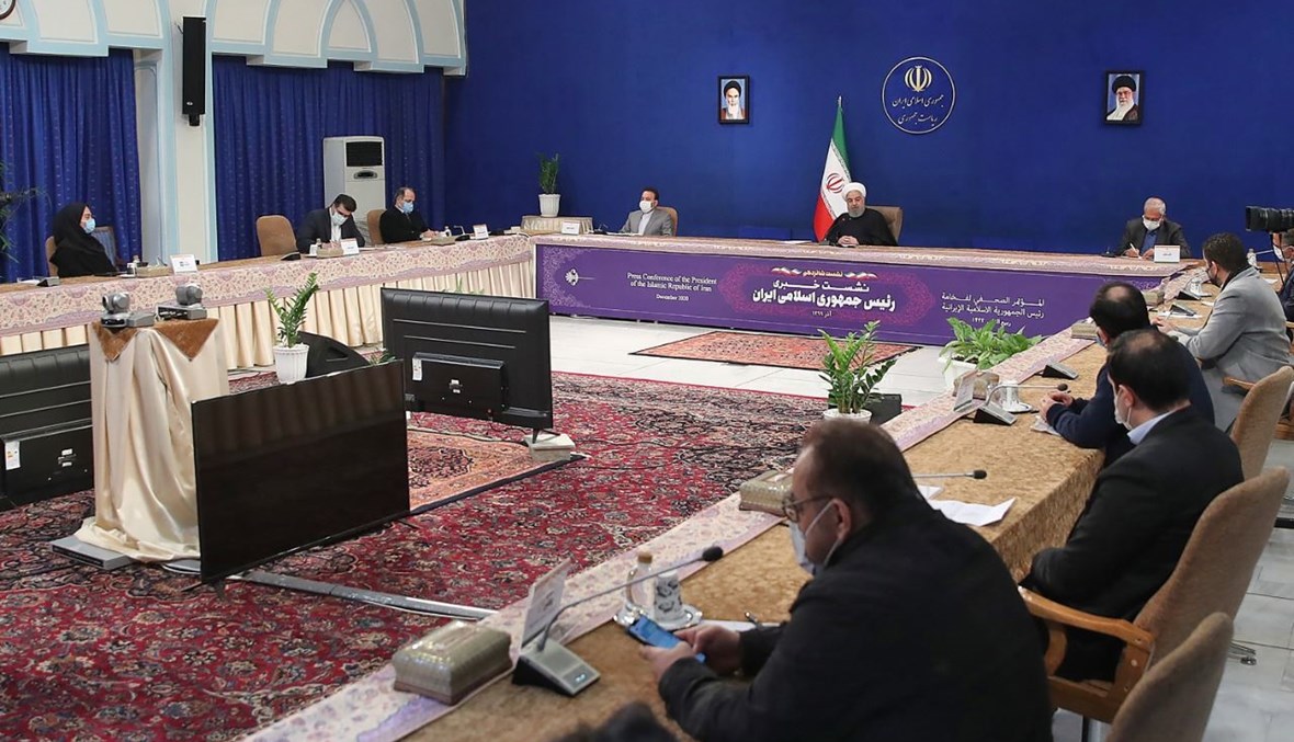 روحاني (في الوسط) مجتمعا بأعضاء حكومته في طهران (14 ك1 2020، أ ف ب). 