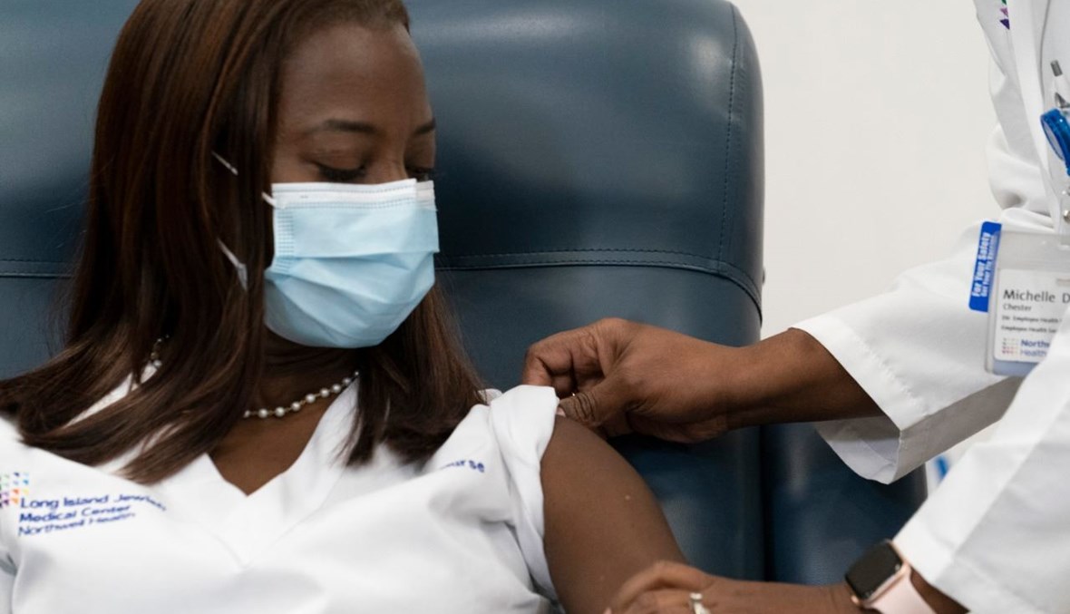 الممرضة ليندسي خلال تلقيها اللقاح (14 ك1 2020، أ ف ب). 